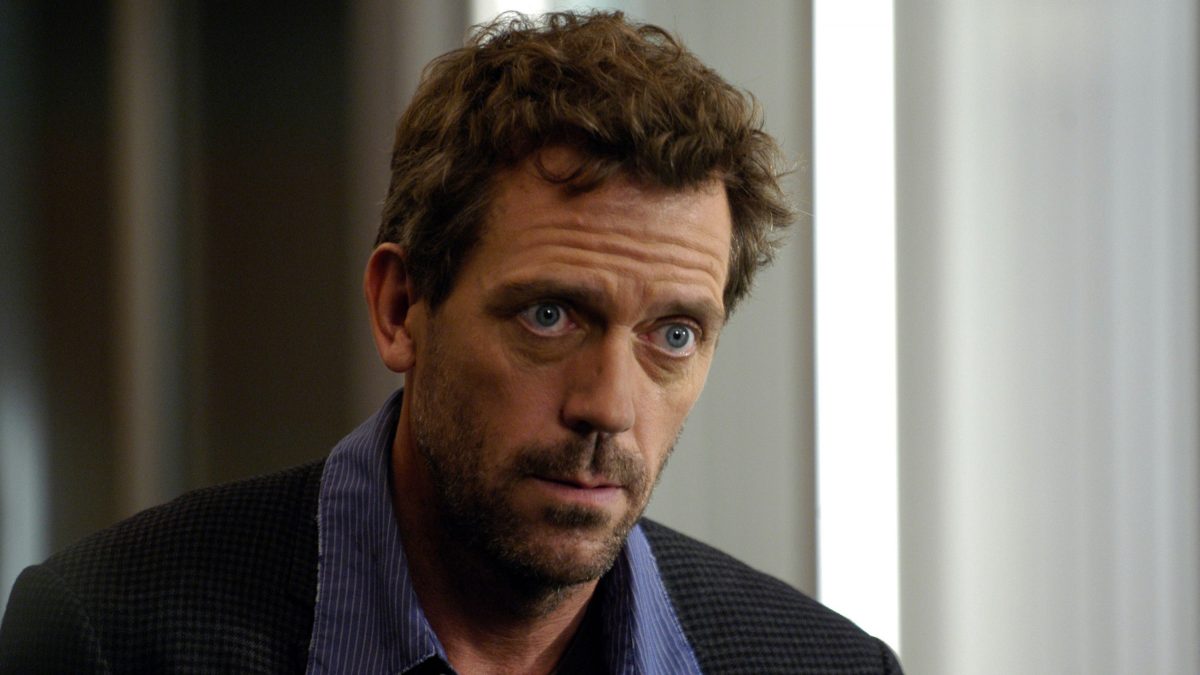 Hugh Laurie rebate críticas sobre repetição em House: 'se você só vê hospital e medicina, não era para você'