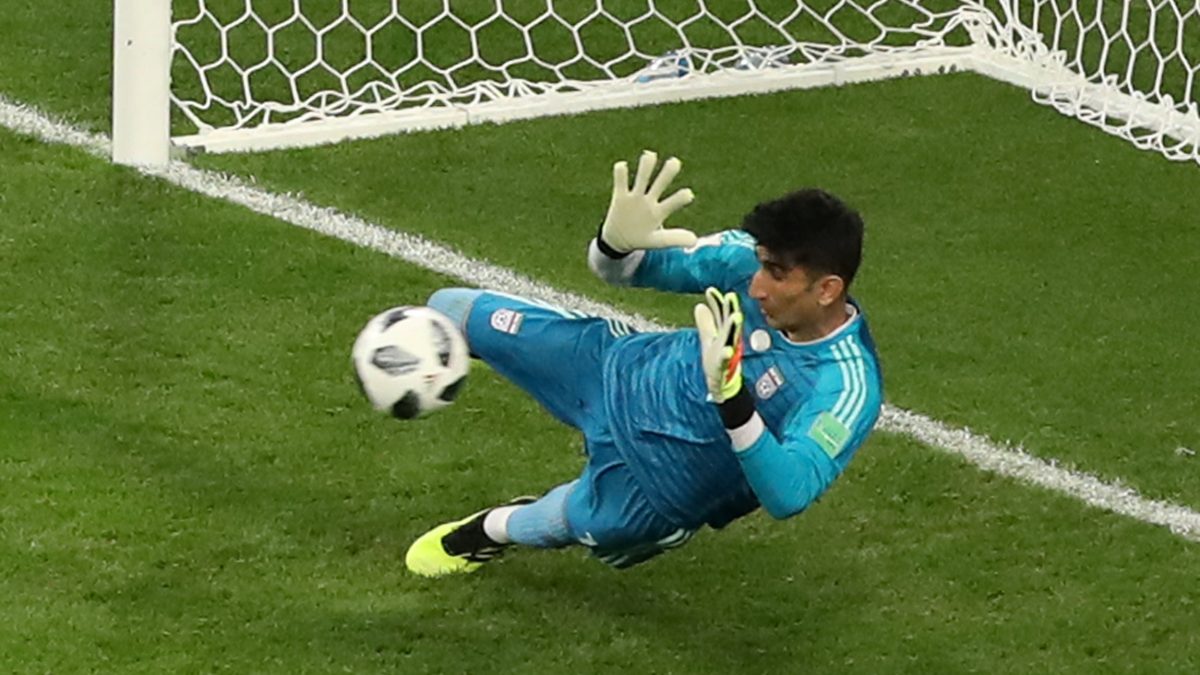 Goleiro que fez "milagre" pelo Irã na Copa pegou pênalti de CR7 em 2018 e parou no hospital em 2022