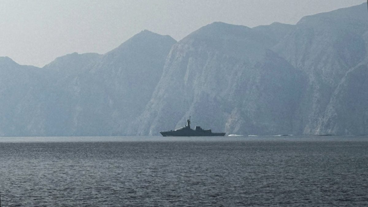 Projétil de origem desconhecida atinge navio em Ormuz