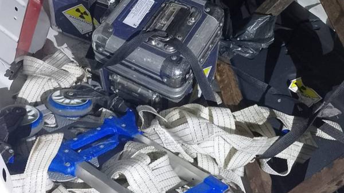 Veículo com medicamentos radioativos se acidenta no Rio e carga permanece intacta