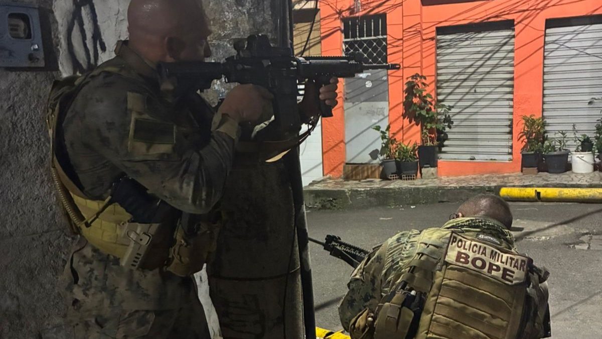 Operação contra facção no Complexo da Maré fecha escolas e unidades de saúde