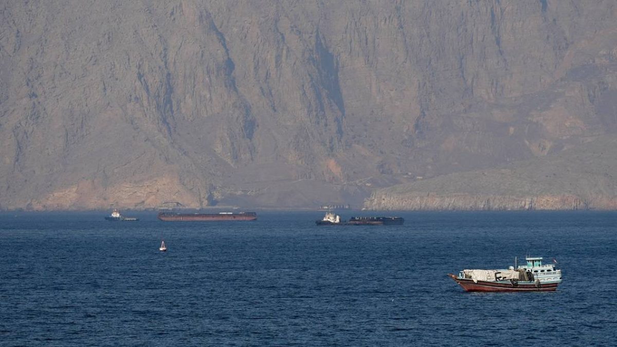 Petroleiro é atingido por projétil desconhecido na costa de Omã, informa UKMTO