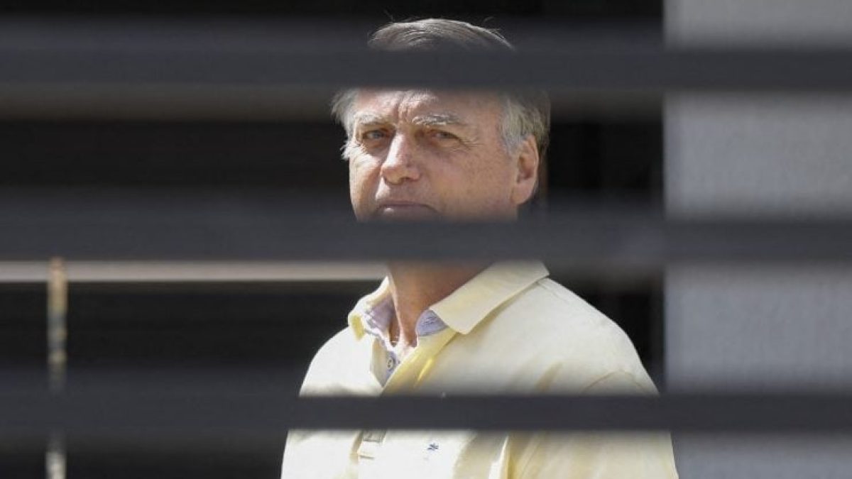 Polícia Civil do DF investiga apreensão de arma de Bolsonaro com militar; defesa cita medicações