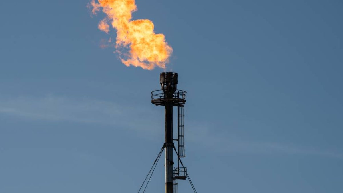 Petróleo cai abaixo de US$ 80 após acordo entre EUA e Irã para reabrir Estreito de Ormuz