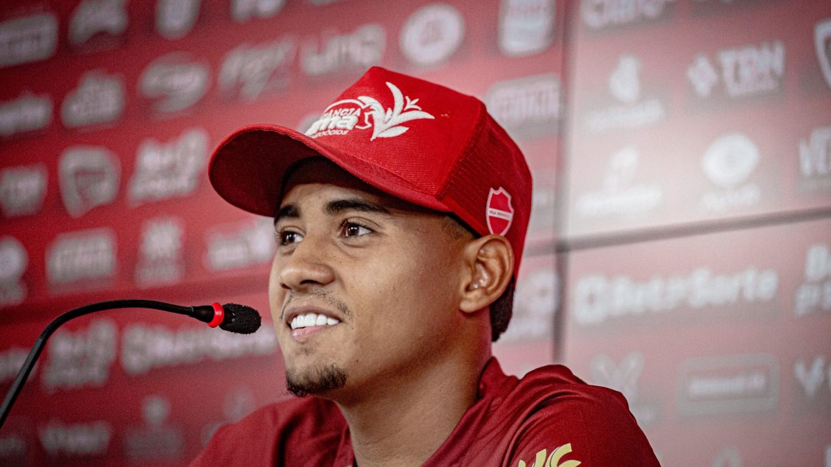 Nathan Camargo se firma na lateral-direita e ganha sequência no líder Vila Nova