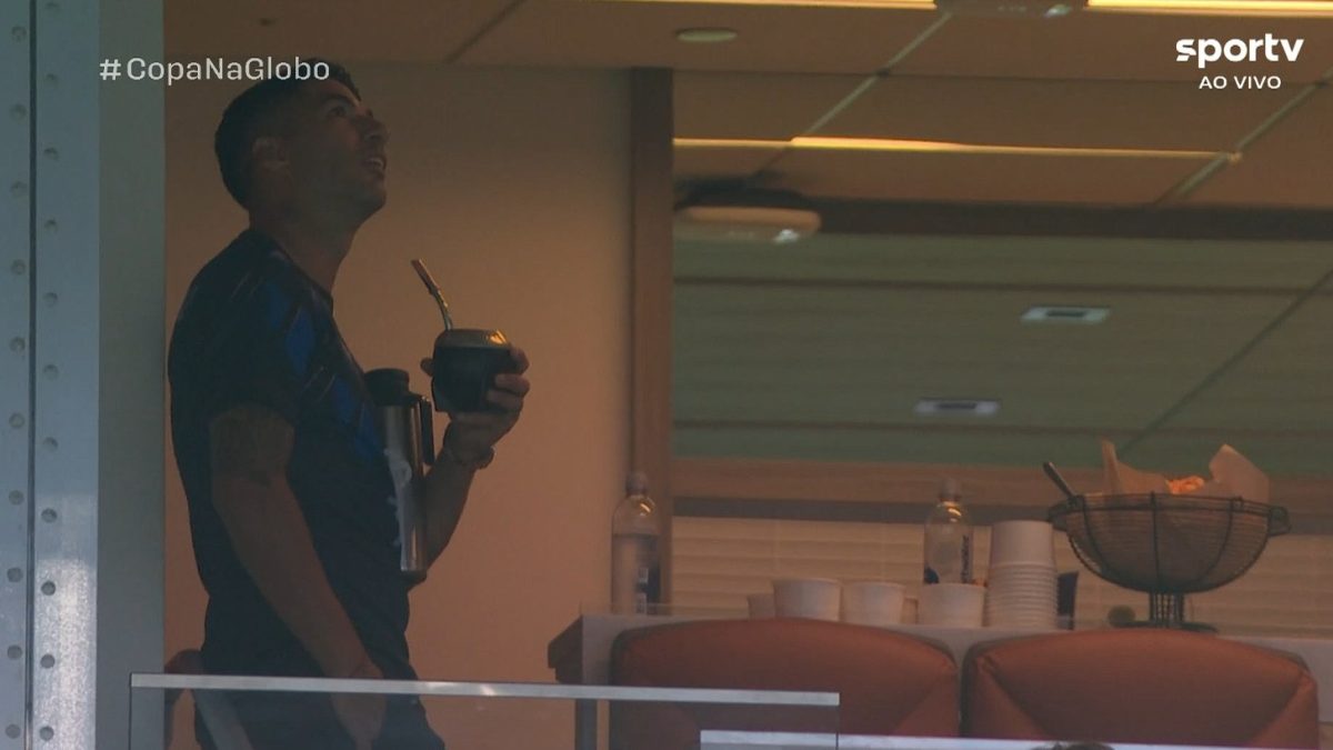 Luis Suárez acompanha Uruguai dos camarotes de estádio