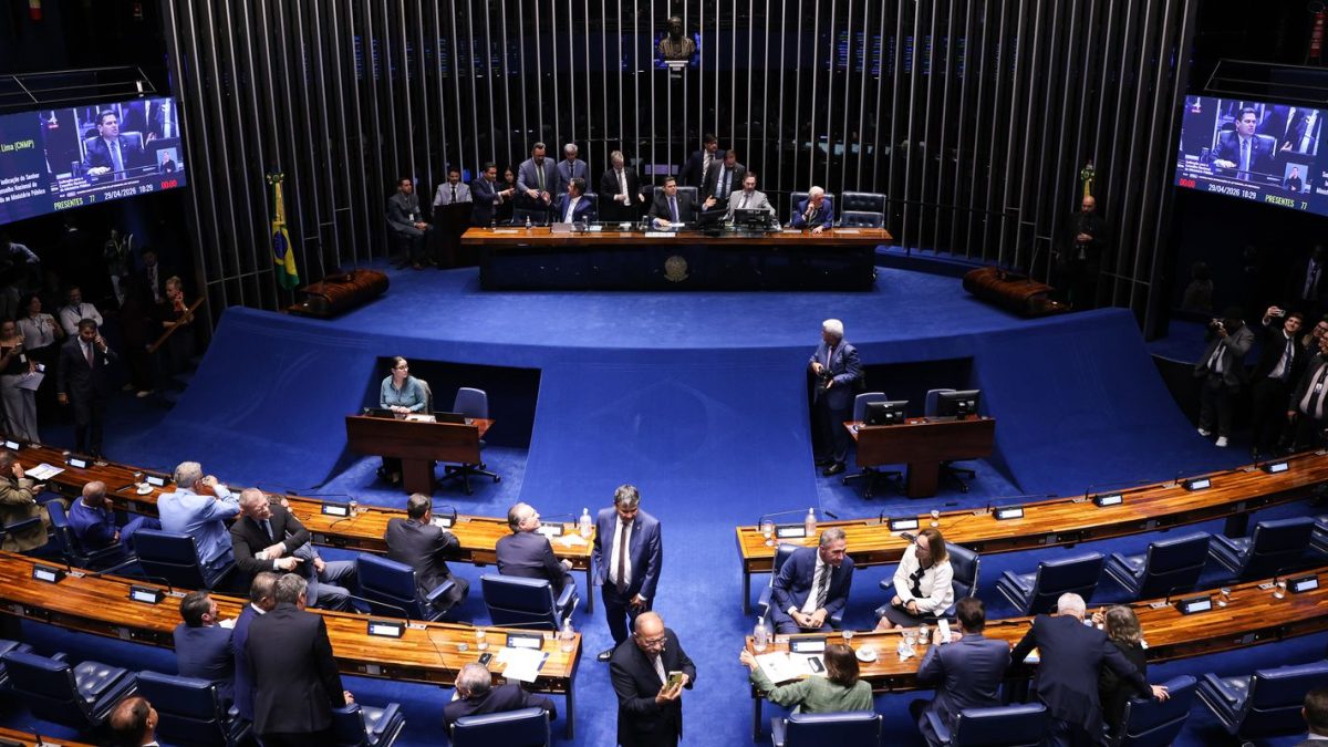 Alcolumbre retém PEC do fim da escala 6x1 e adia tramitação no Senado