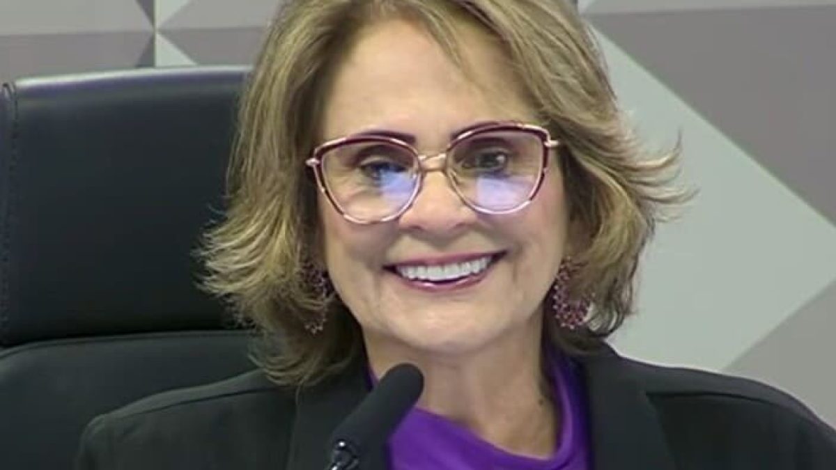 Damares brinca que está "procurando marido" em audiência no Senado