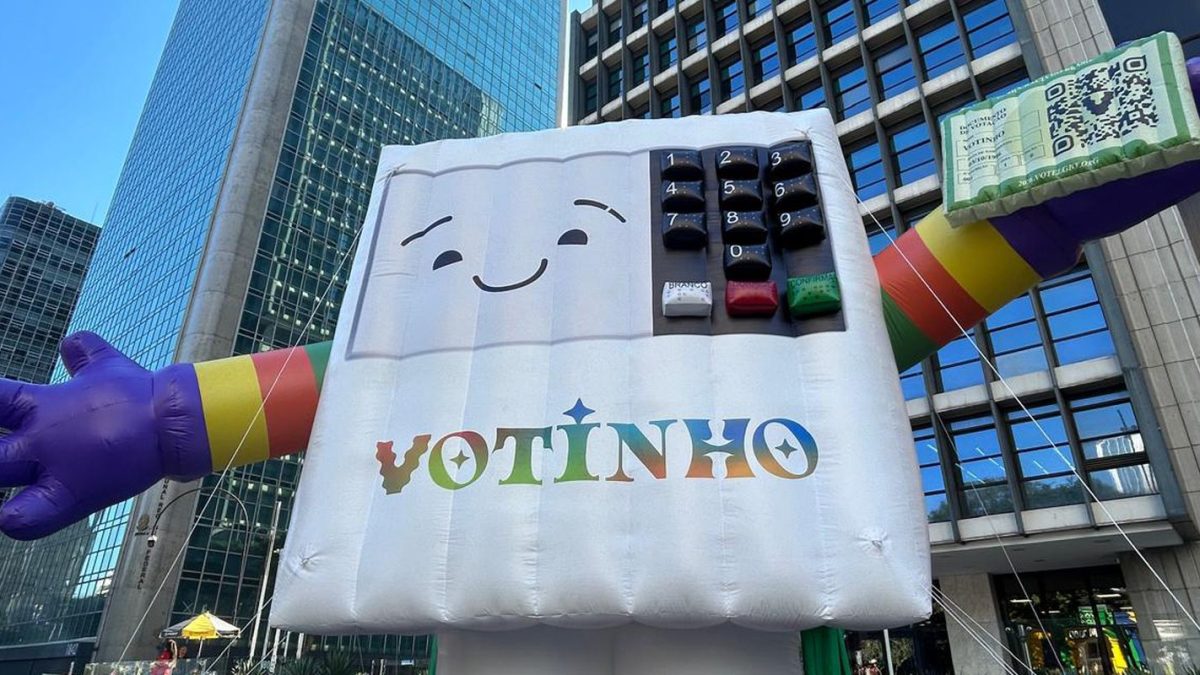 30ª Parada do Orgulho LGBT+ de SP alerta para importância do voto nas eleições