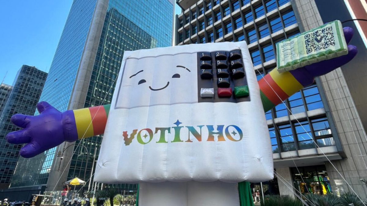 Parada LGBT+ critica PL e incentiva voto com urna inflável