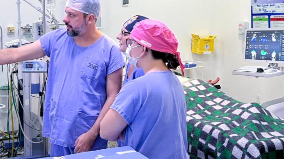 Robô cirúrgico chinês é usado pela primeira vez fora da China em cirurgia de joelho no Brasil