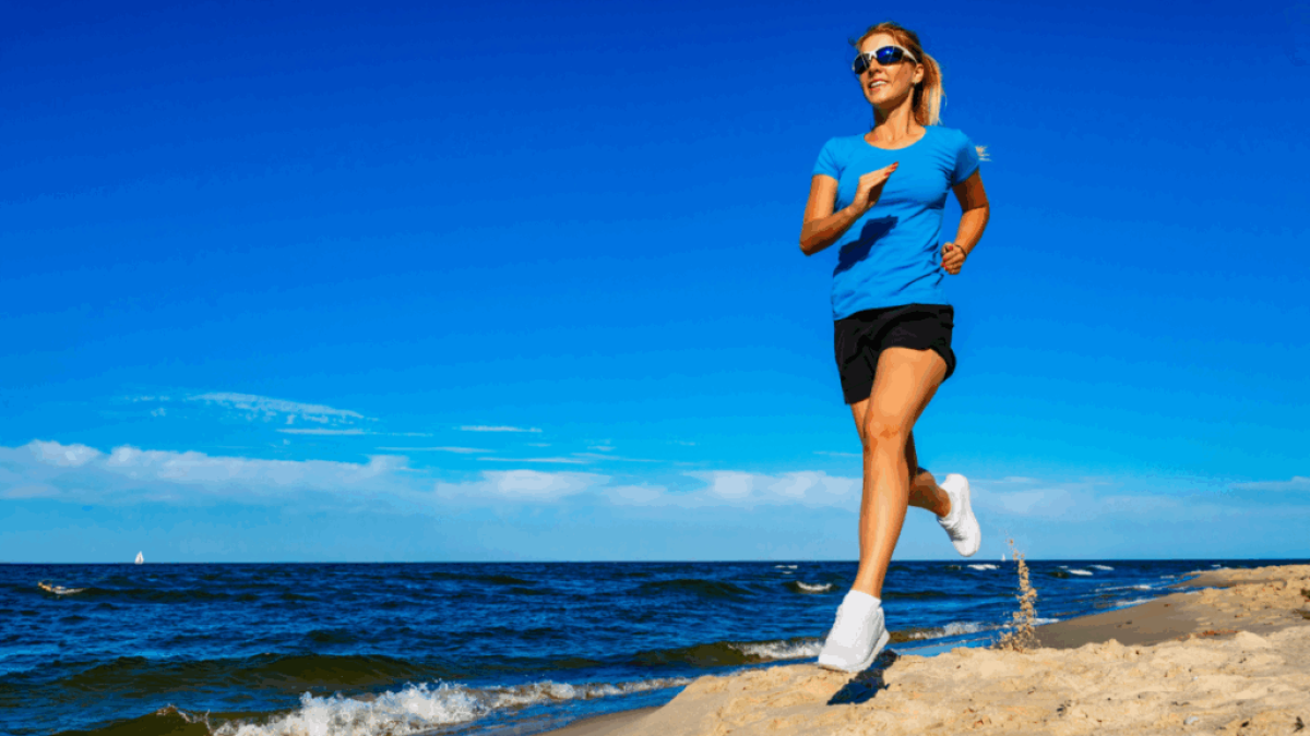Corrida, futevôlei e beach tennis: 5 lesões comuns causadas por esportes na areia