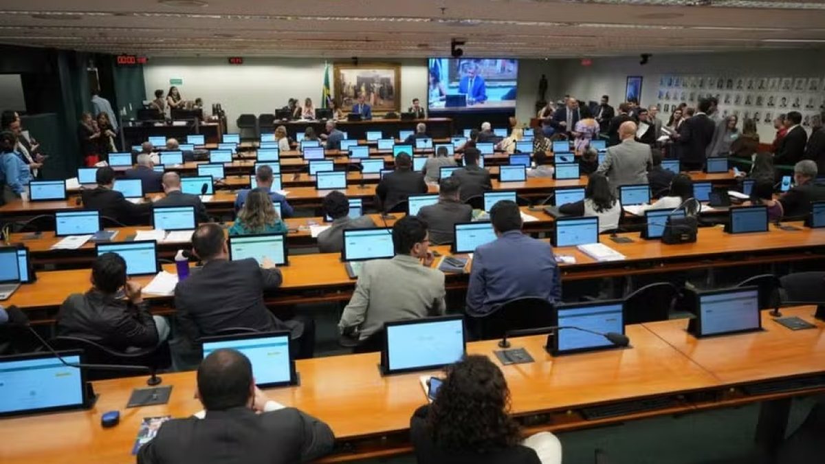 CCJ da Câmara aprova admissibilidade de PEC que reduz maioridade penal para 16 anos