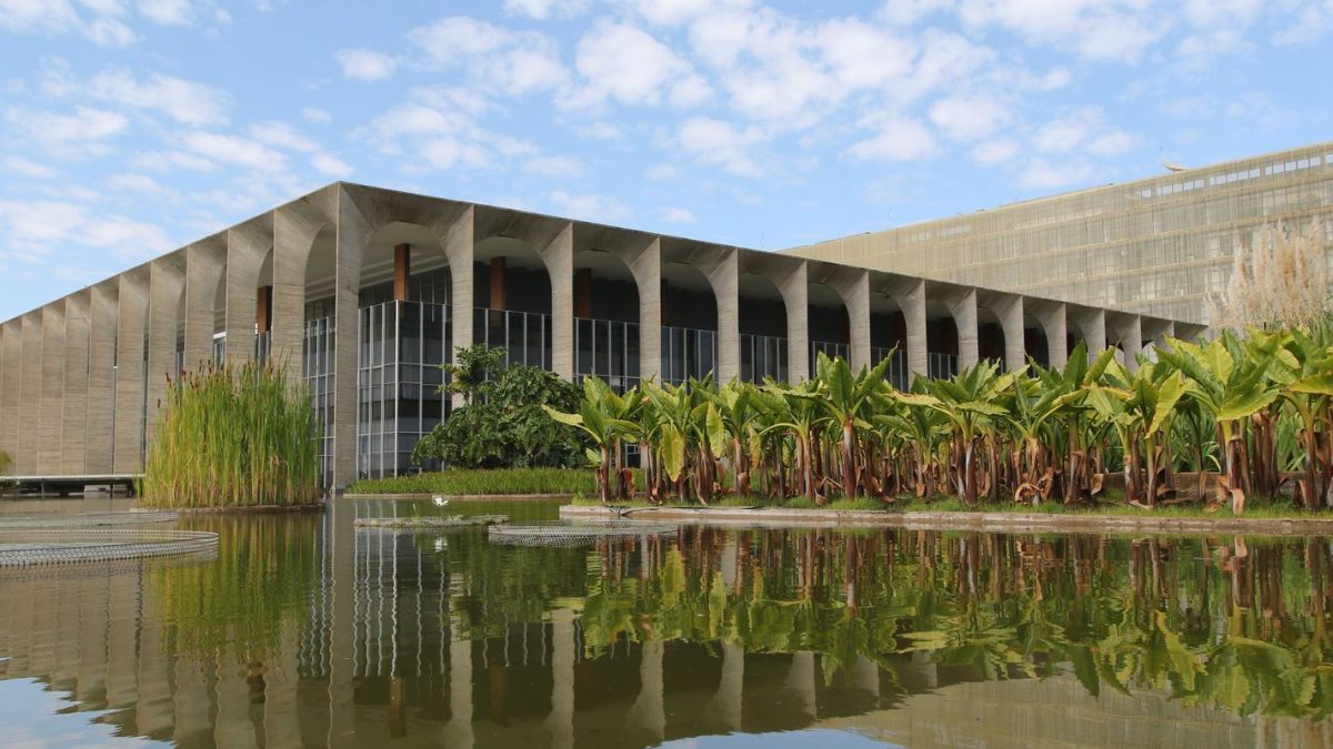 Brasil contesta tarifas dos EUA e nega associação a trabalho forçado