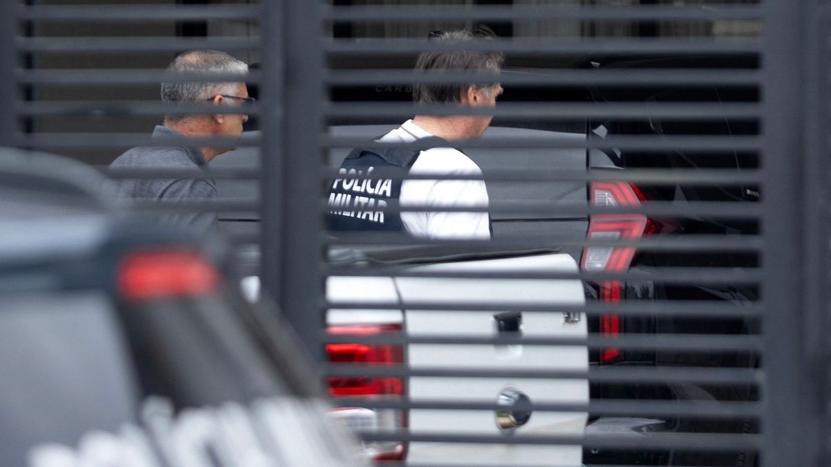 Defesa de Bolsonaro diz que remédios psiquiátricos levaram equipe a inutilizar arma sem seu conhecimento
