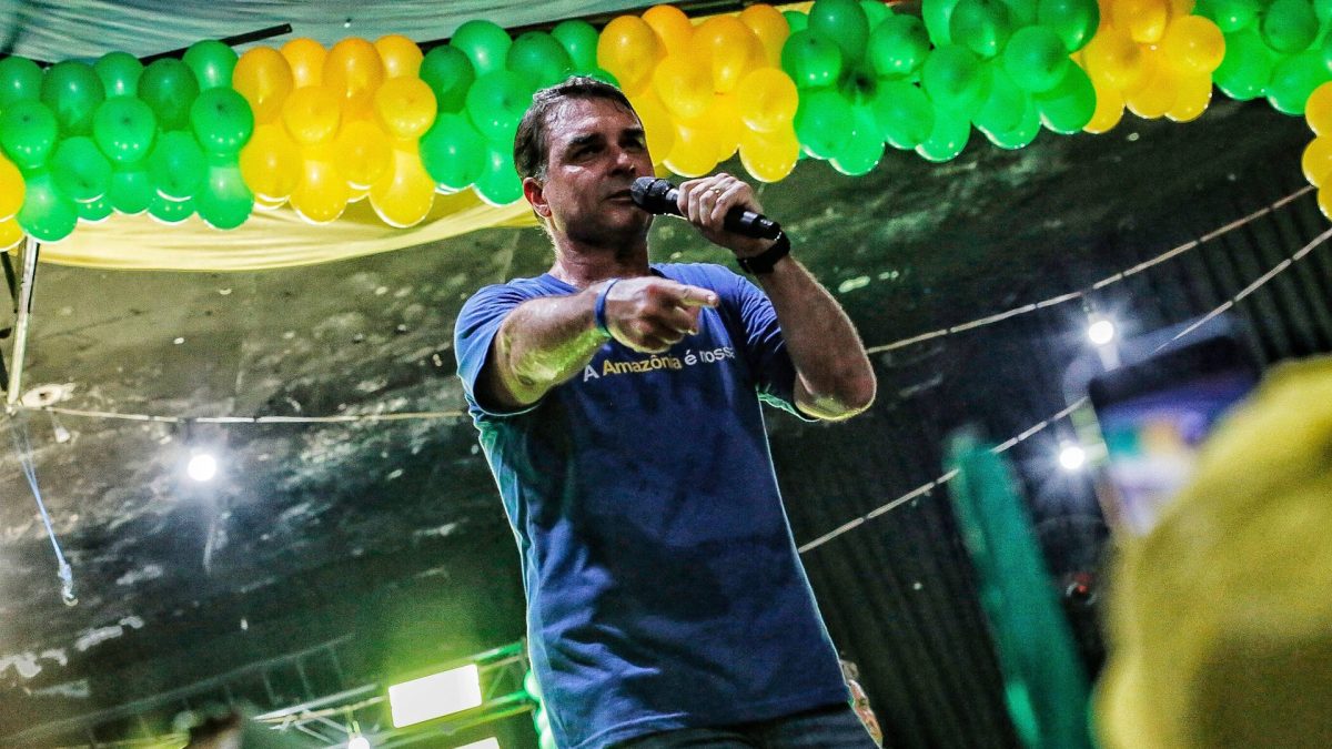 Flávio Bolsonaro defende flexibilização de licenças ambientais na Amazônia em evento no Pará