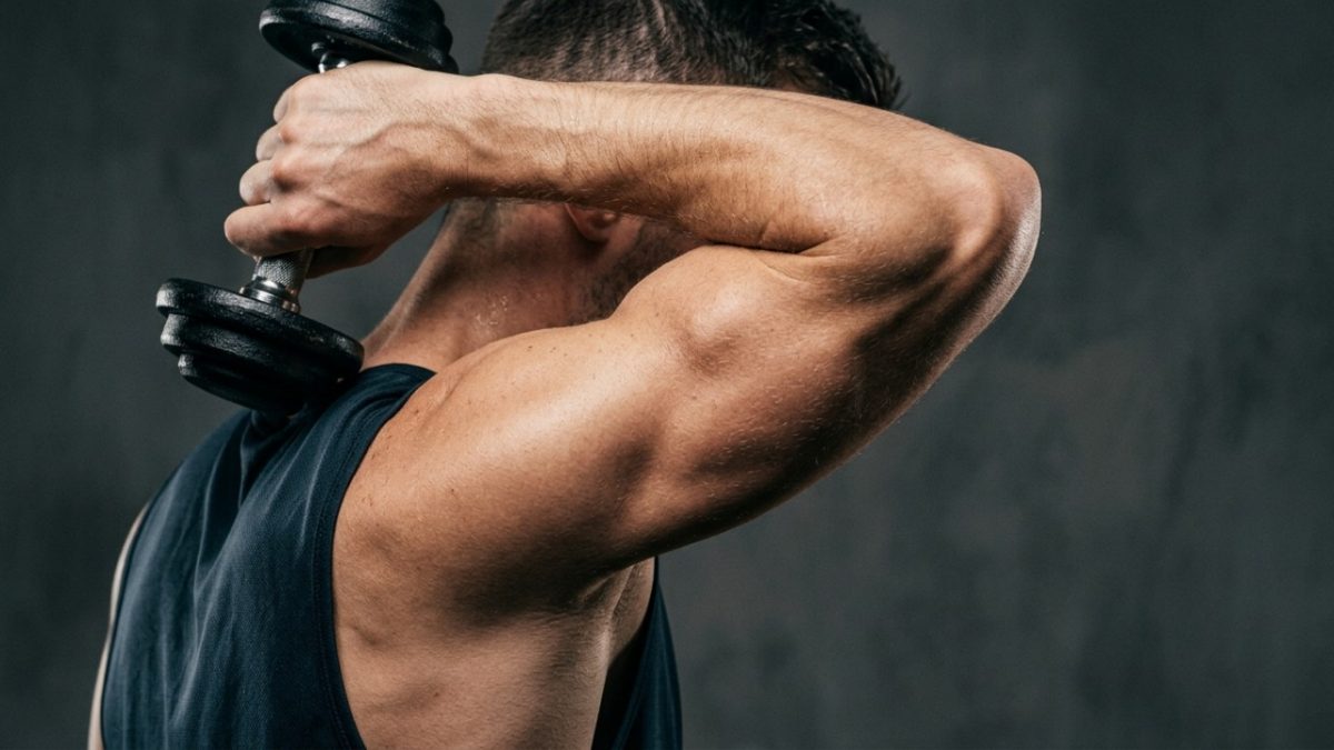 Fazer pilates ajuda, mas os especialistas concordam: o melhor exercício para reduzir a flacidez nos braços