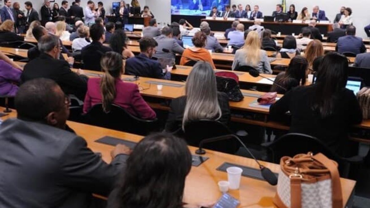 CCJ retoma votação de PEC que reduz maioridade penal