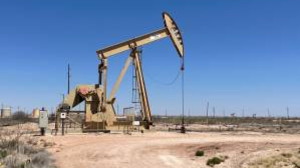 Petróleo brent cai abaixo de US$ 75 e vai a nível mais baixo desde início do conflito