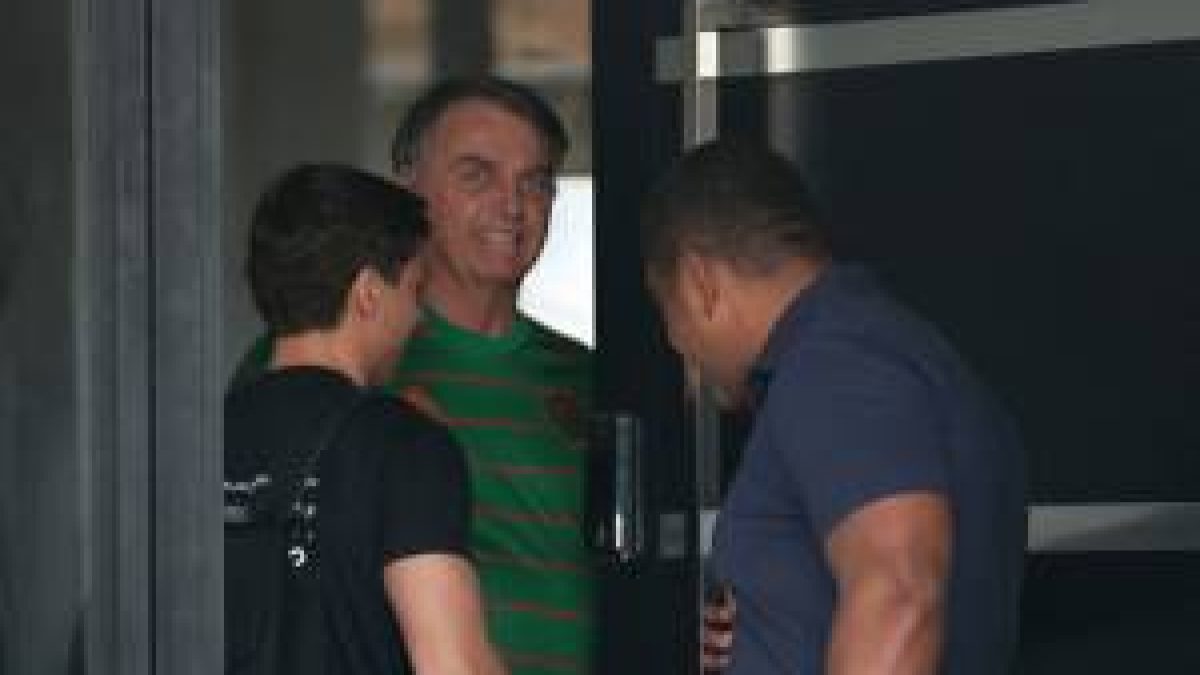 Bolsonaro depõe sobre arma apreendida em blitz a um dia do fim da domiciliar