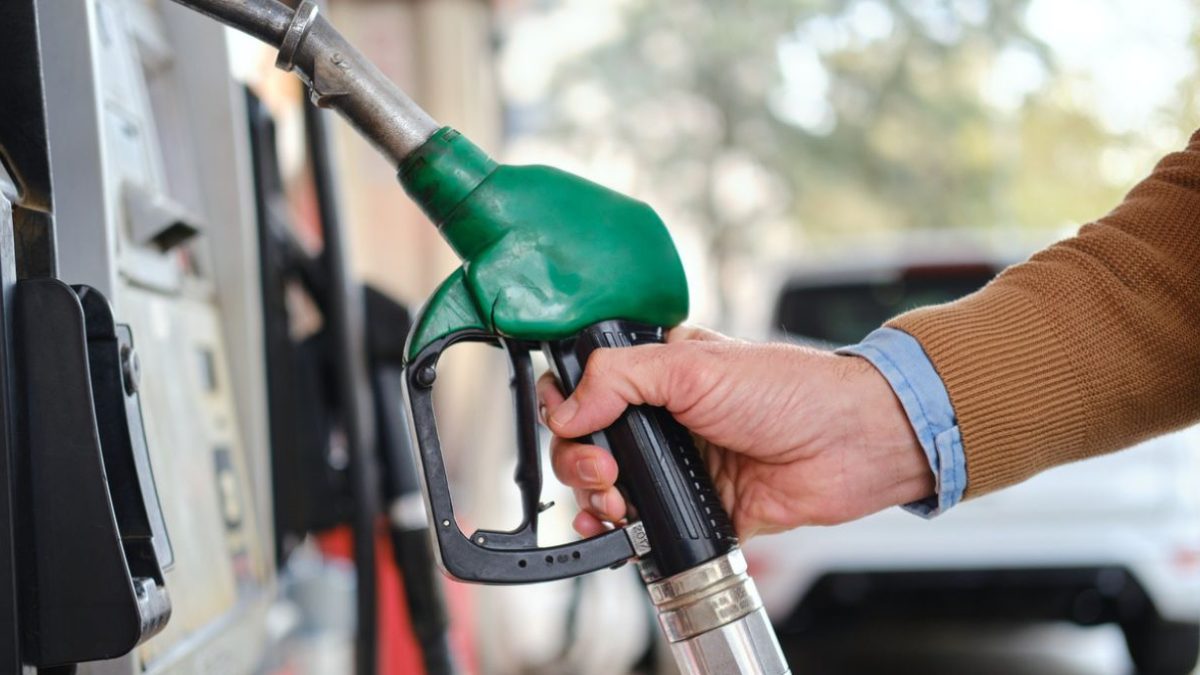 Governo encerrará subsídios a combustíveis se petróleo estabilizar perto de US$ 80, diz Ceron