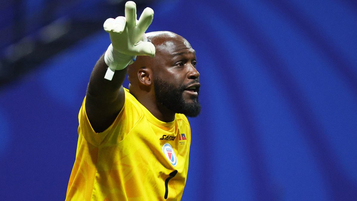 O adeus de uma lenda: goleiro do Haiti se aposenta na despedida da seleção da Copa do Mundo