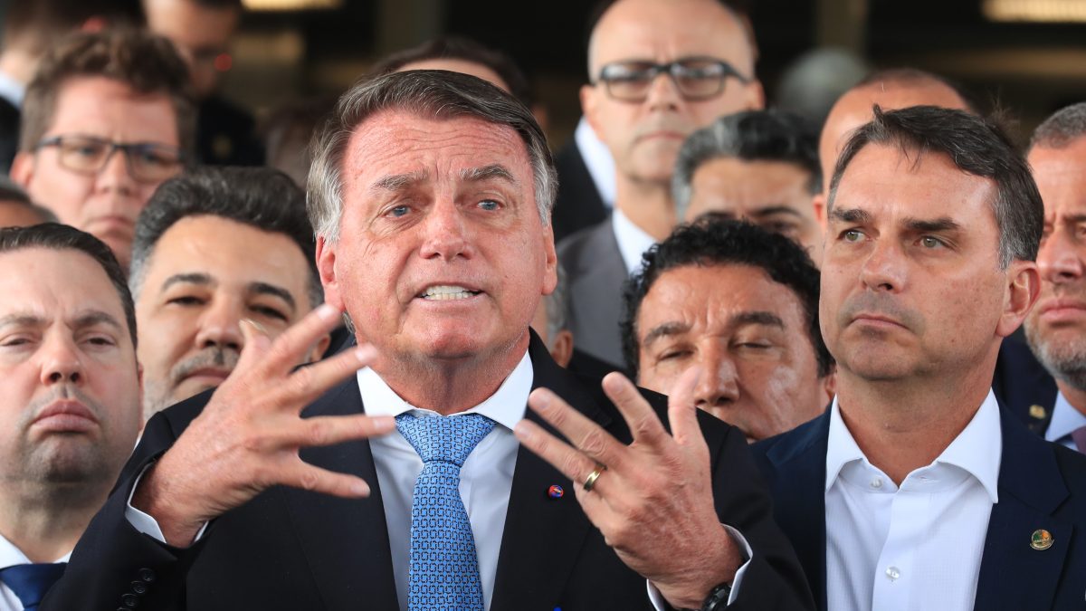 Esclarecimentos de Bolsonaro sobre arma podem adiar decisão de Moraes sobre prisão domiciliar