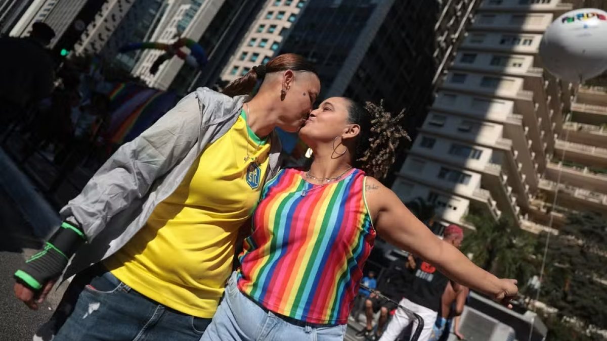 Parada LGBT+ usa verde e amarelo em ato político na Avenida Paulista