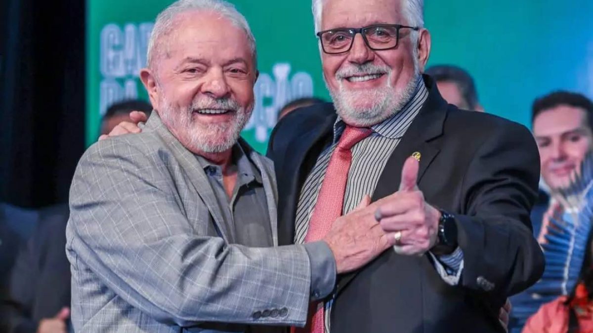 Operação da PF contra líder do PT altera postura de Flávio Bolsonaro sobre caso Master