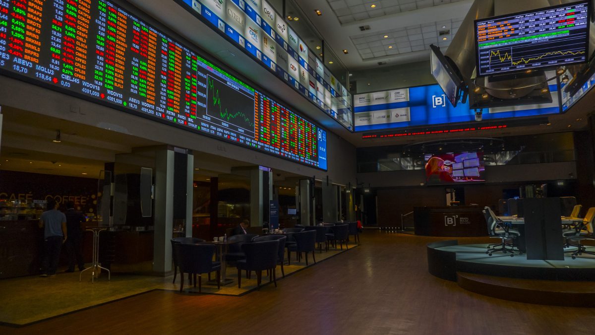 Ibovespa sobe com inflação mais branda e projeção maior para a economia brasileira