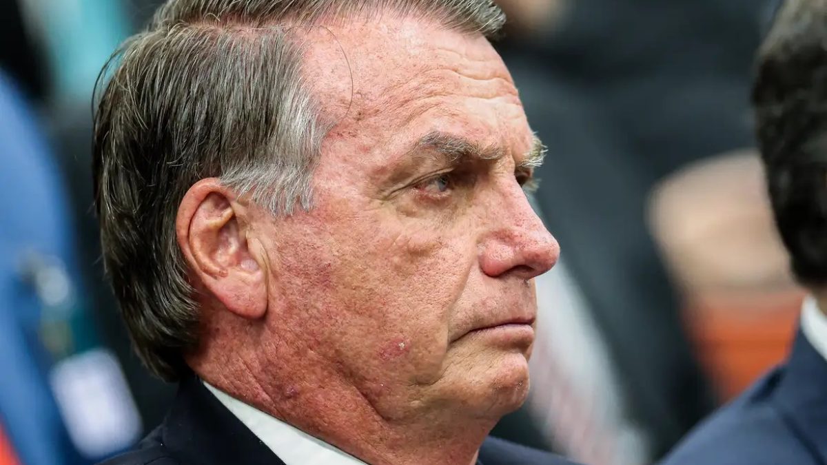 Escolta de Bolsonaro impediu intimação para depoimento sobre pistola apreendida, afirma delegado