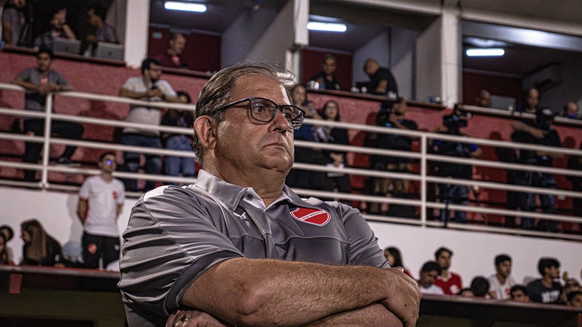 Guto Ferreira celebra primeiro tempo do Vila Nova e retorno à ponta da tabela