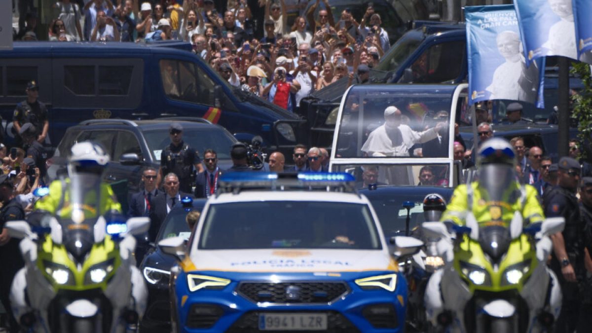 Papa Leão XIV visita Canárias e clama por rotas seguras para migrantes