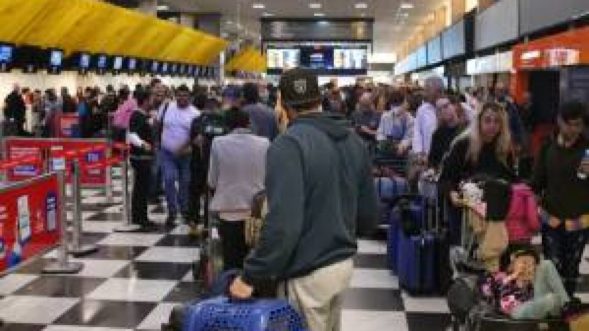 Combustível caro e excesso de ações judiciais travam aviação no Brasil, aponta IATA