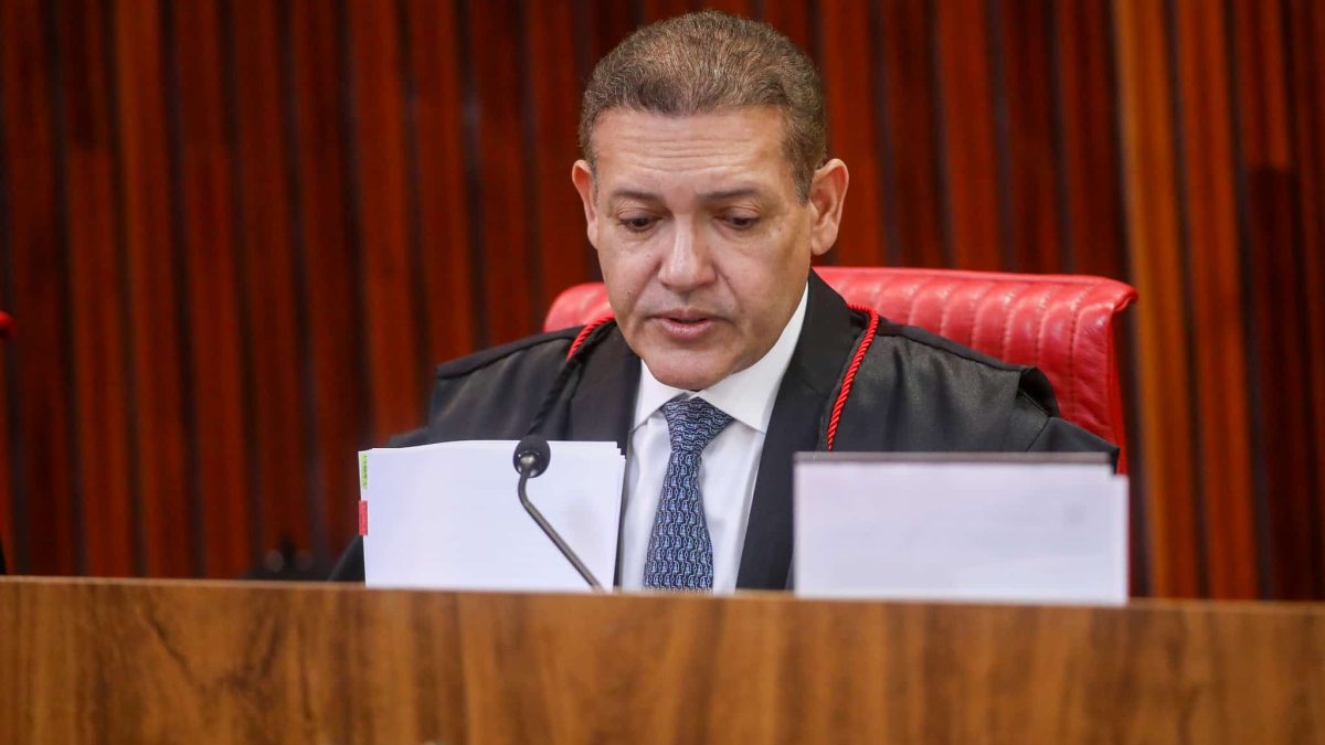 TSE suspende pesquisa que mostrava queda de Flávio Bolsonaro