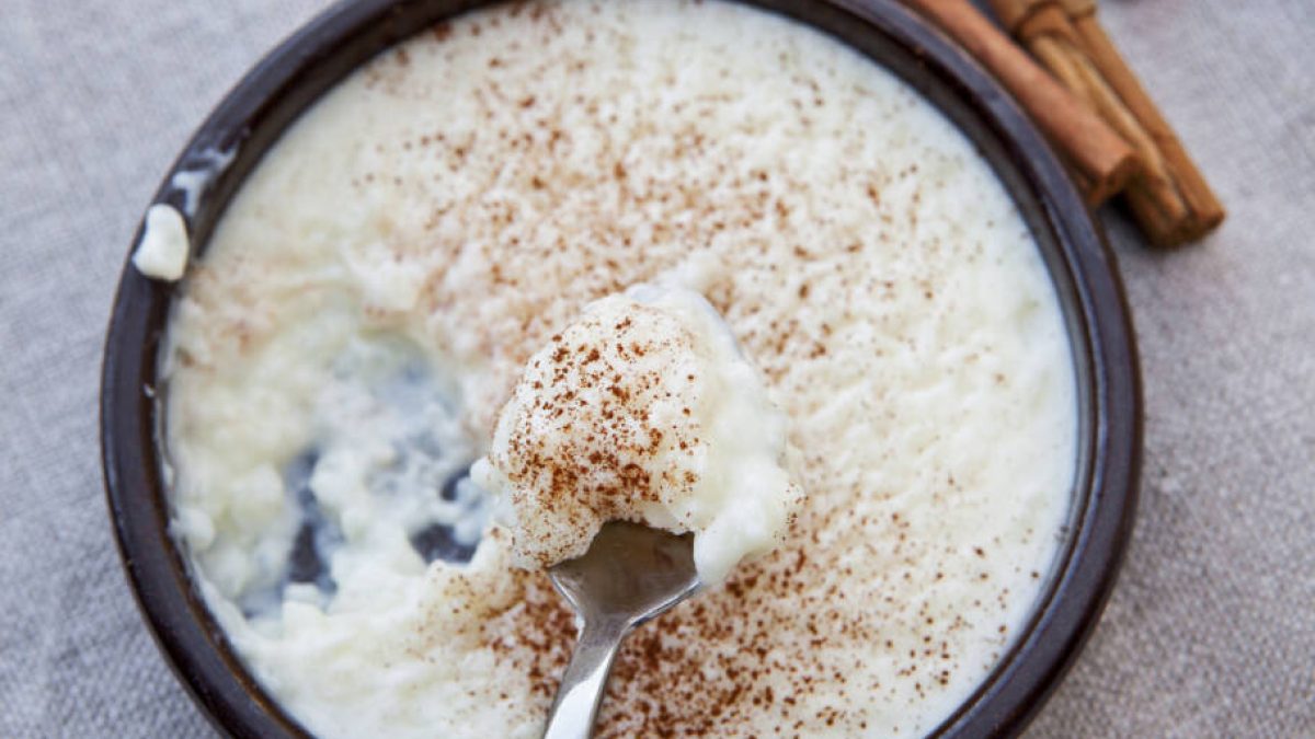O arroz-doce cremoso com poucos ingredientes e fácil de fazer
