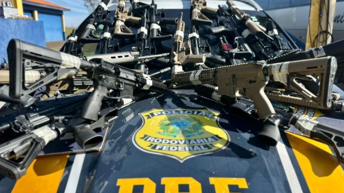 PRF apreende 26 fuzis em operação na BR-277, recorde da instituição