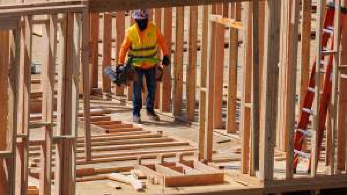 Construtoras: onde o mercado enxerga oportunidades com ações em meio a juros altos?