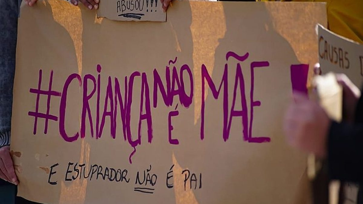 Movimentos convocam protestos contra projeto que dificulta aborto legal para crianças estupradas