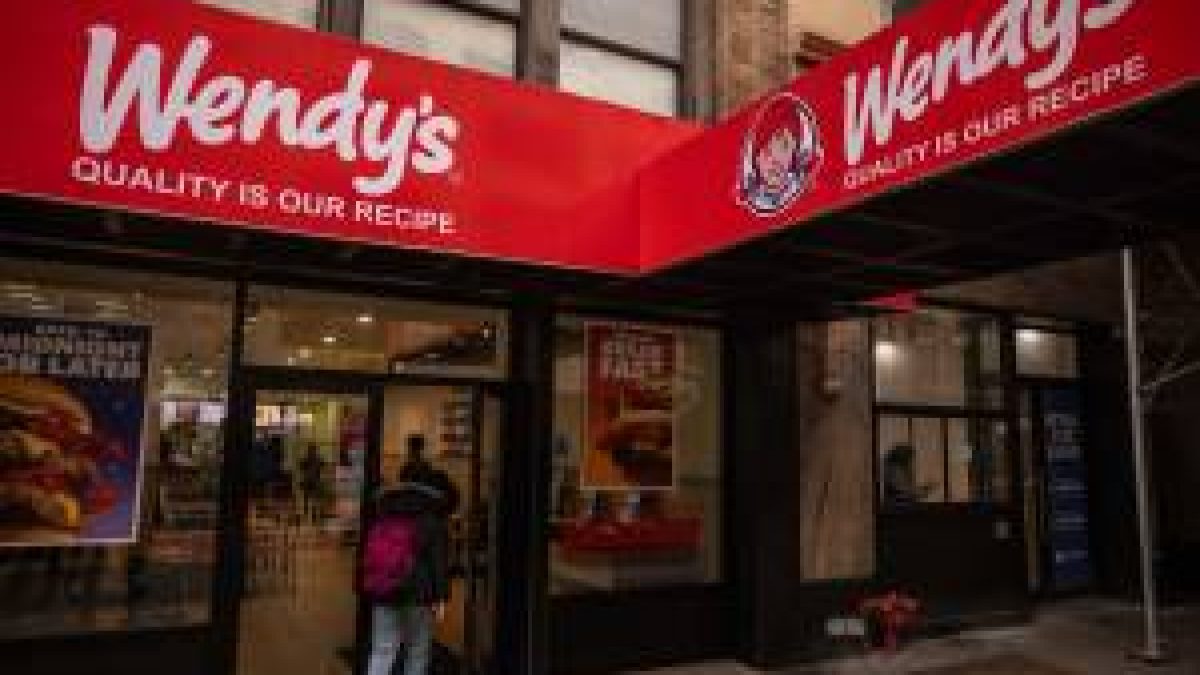 A nova “meme stock”? Reddit decide salvar a Wendy’s — e ação dispara 42%