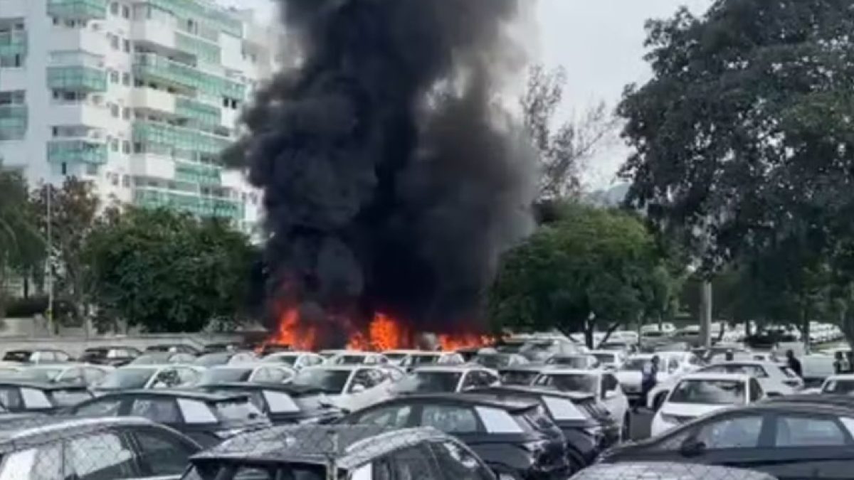 Colisão de helicópteros deixa seis mortos no Rio de Janeiro; aeronaves caem em pátio de concessionária