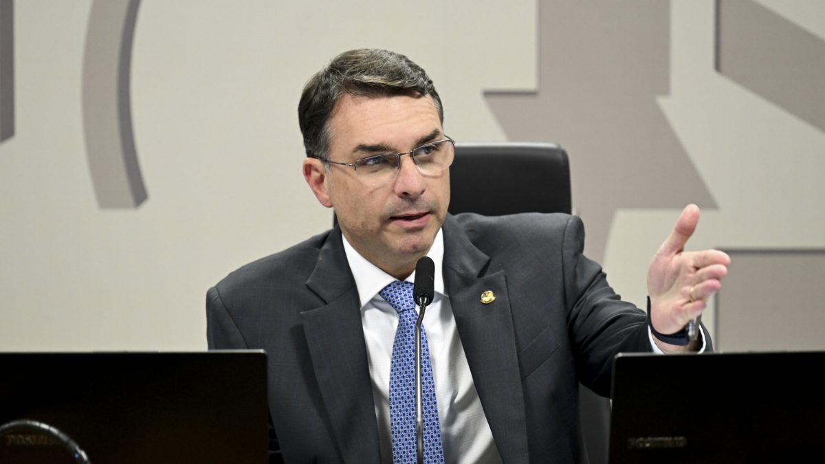 Flávio Bolsonaro nega irregularidades com Vorcaro, critica Lula e prevê união da direita em 2026