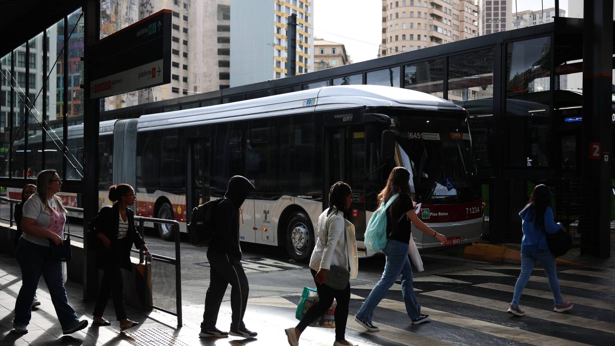 Aprovação do fim da escala 6x1 pode elevar tarifa de ônibus em até 8%
