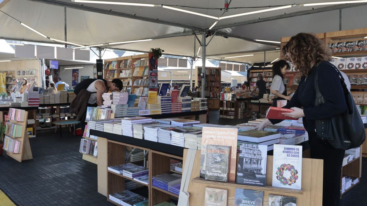 Diretor da EBC participa de painel sobre samba na Feira do Livro de SP