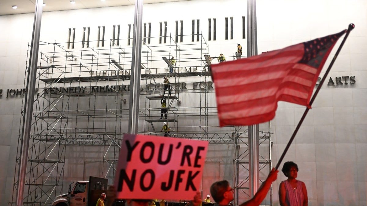 Remoção do nome de Trump da fachada do Kennedy Center tem início após decisão judicial