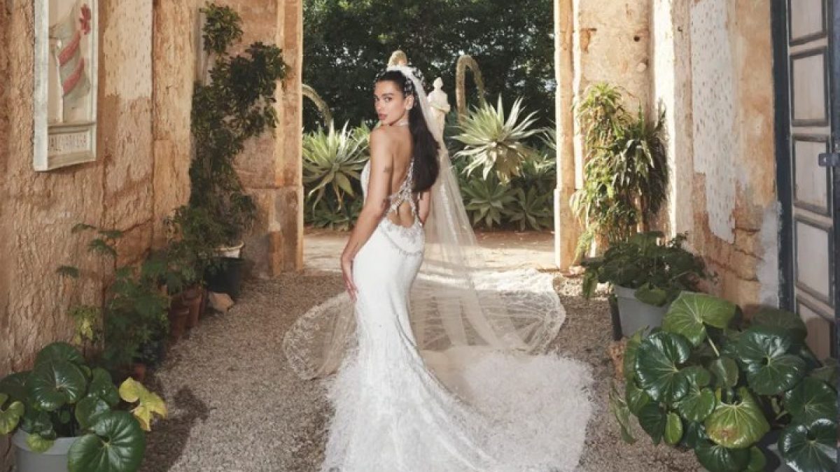 Como Dua Lipa transformou seu casamento em uma vitrine de tendências?