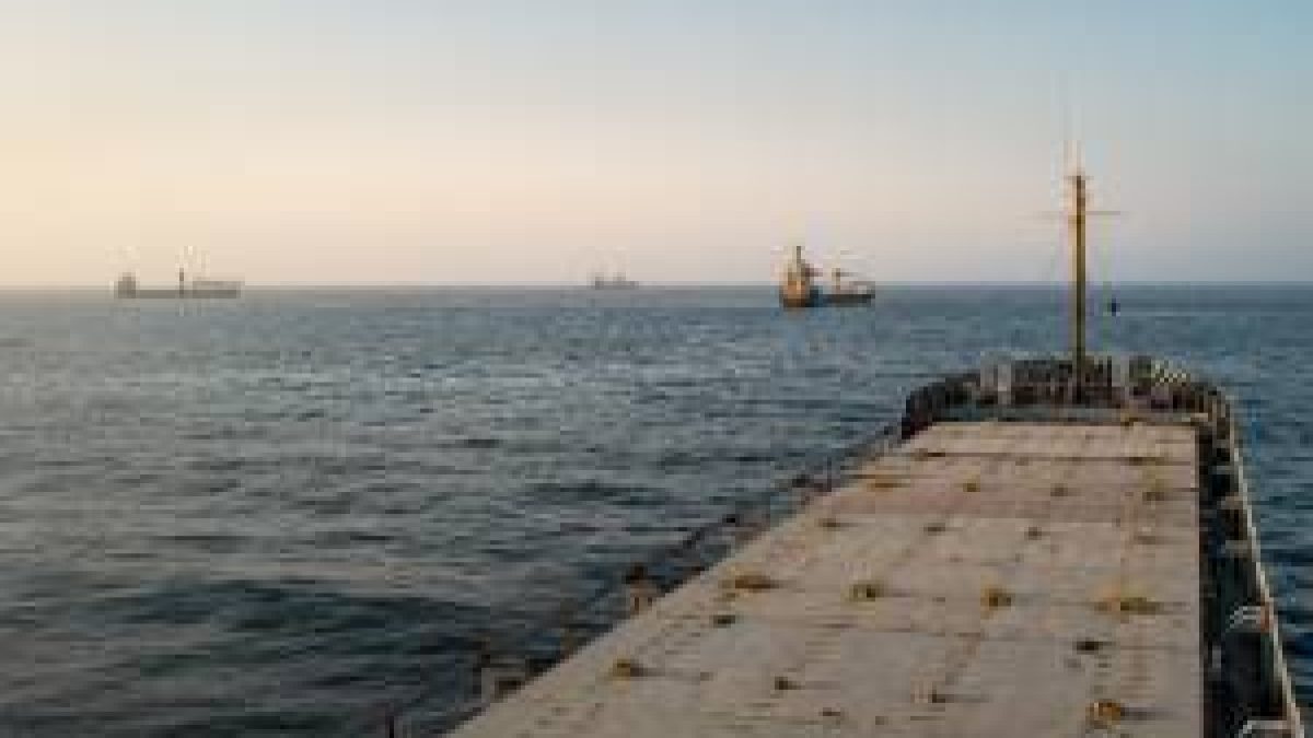 Ormuz volta ao centro da tensão após navio ser atingido e petroleiros recuarem