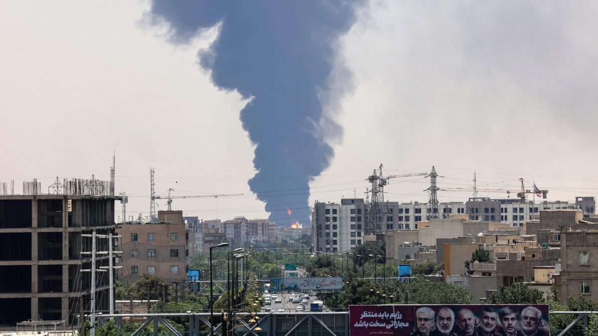 Israel ataca complexo petroquímico no Irã após apelo de Trump por moderação