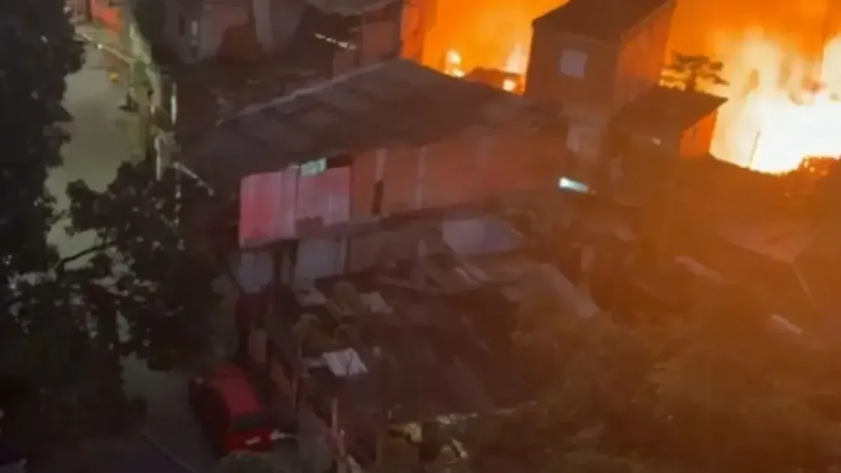 Incêndio destrói dezenas de moradias em Paraisópolis; bombeiro sofre lesão superficial