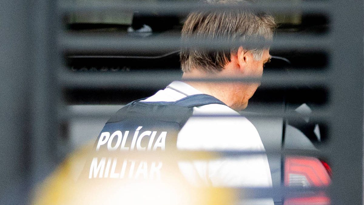 Moraes autoriza depoimento de Bolsonaro sobre arma apreendida; oitiva será na terça-feira